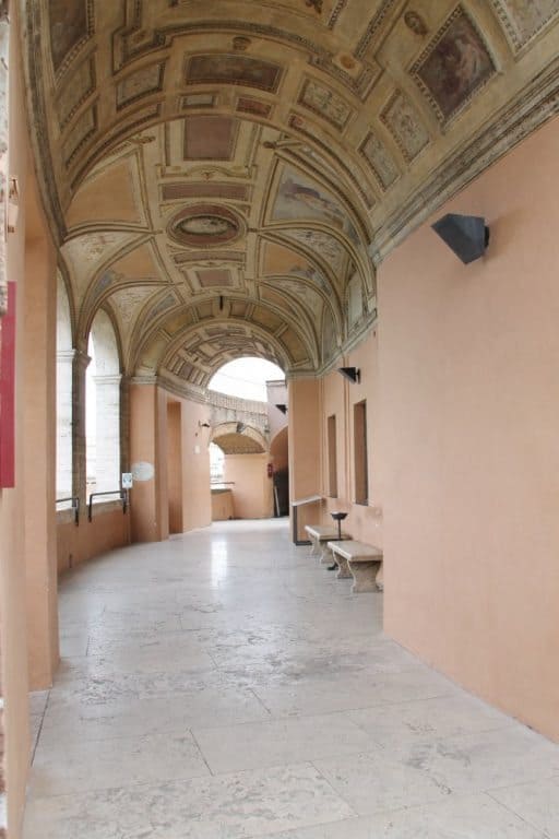 Italia, Roma – corridoio luminoso, novembre 2013