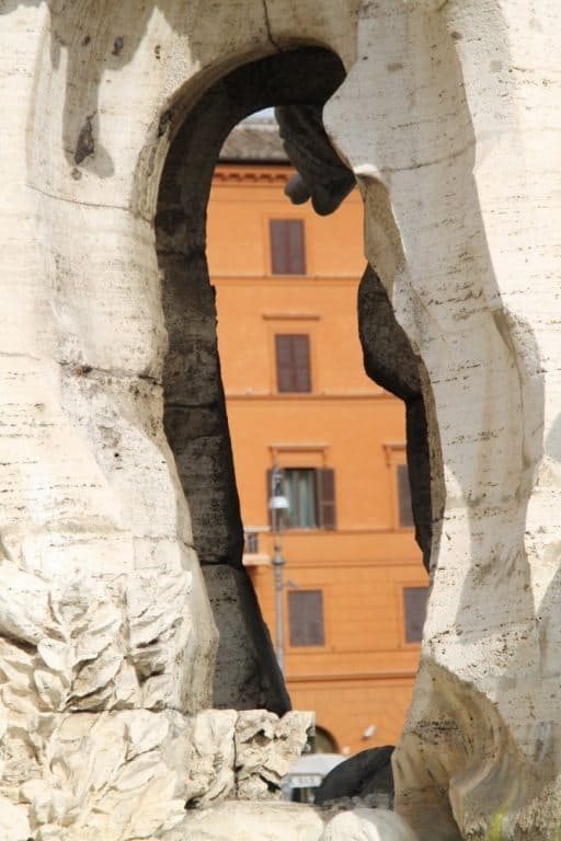 Italia, Roma – fontana e casa, novembre 2013