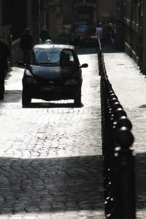 Italia, Roma – auto e ringhiera, novembre 2013