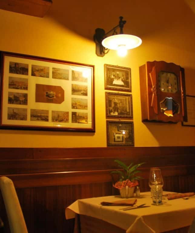 Italia, Trieste – interno del ristorante, feb. 2014