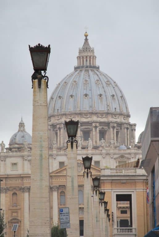 Italia, Roma – Basilica di San pietro e lampione, novembre 2013