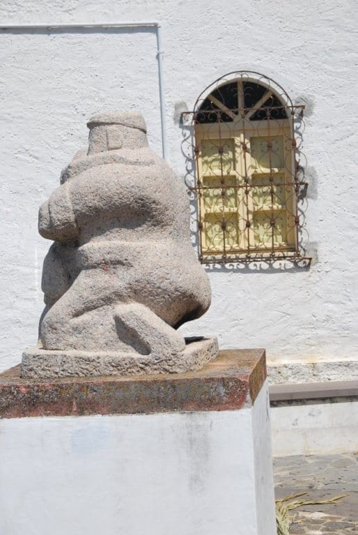 Italy, Sardinia – statue, 2010
