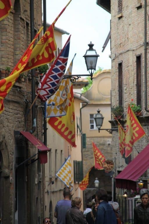 Italia, Volterra – strada con bandiere, mag. 2014