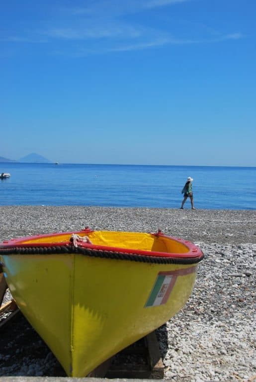 Italia, Isole Eolie, Canneto – barca gialla, 2012