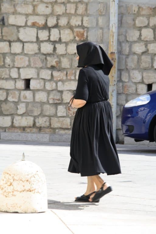 Vestito tradizionale sardo in un villaggio in Sardegna