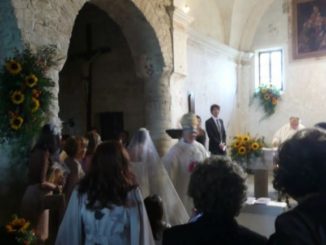 小さい古い教会での婚礼