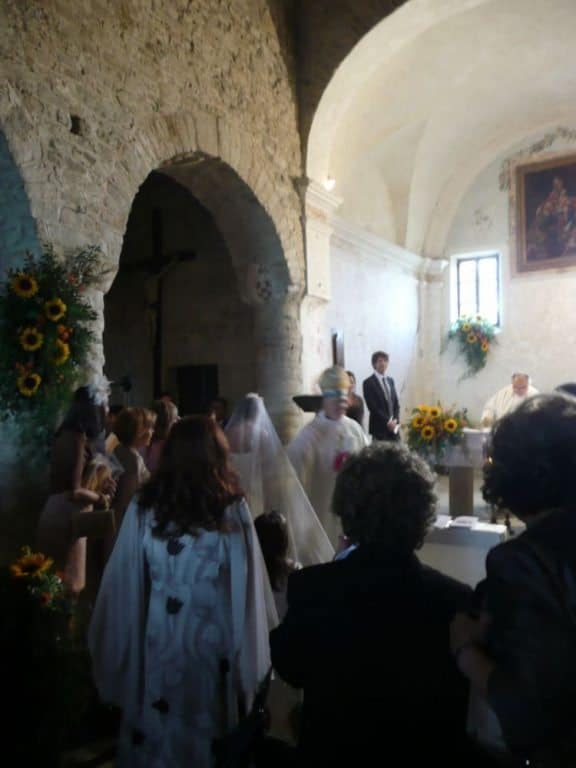 Boda en una pequeña y vieja iglesia