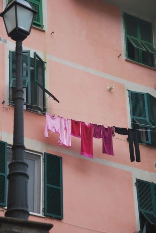 L’arte di stendere i panni a Riomaggiore in Ligura