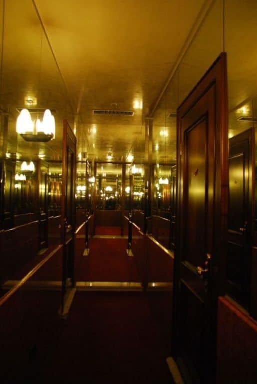 ホテルの鏡の廊下