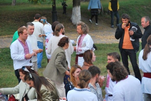 Discussione sulla cultura in un parco di Kiev