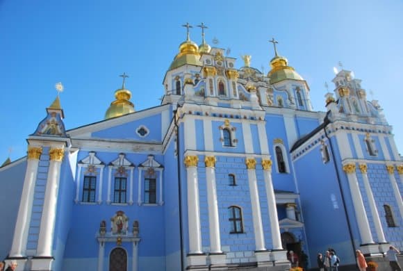 Cielo blu e muri blu a Kiev
