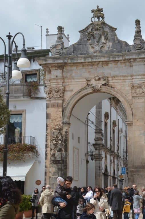 La multitud en Martina Franca