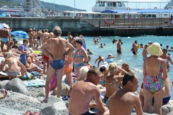 Molte persone a Yalta in Ucraina