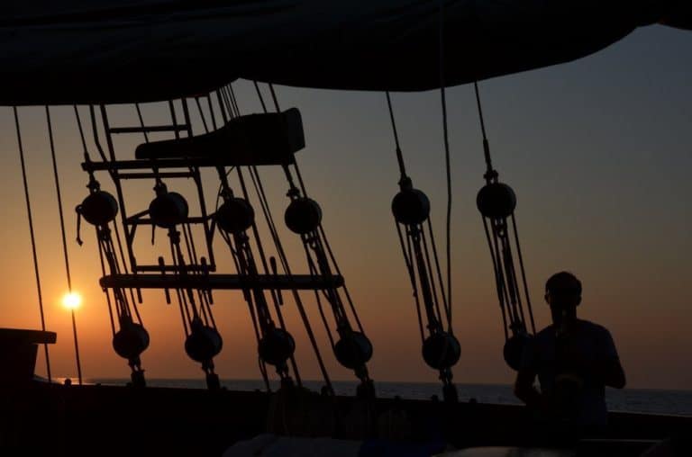 La puesta de sol en el barco