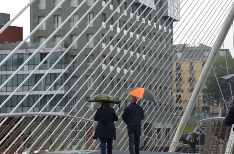 Camminare sotto una fitta pioggia a Bilbao