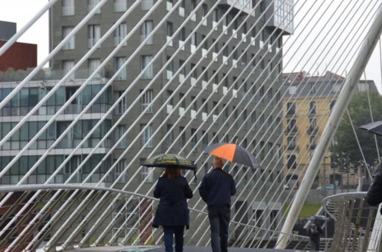 Caminando bajo la lluvia torrencial