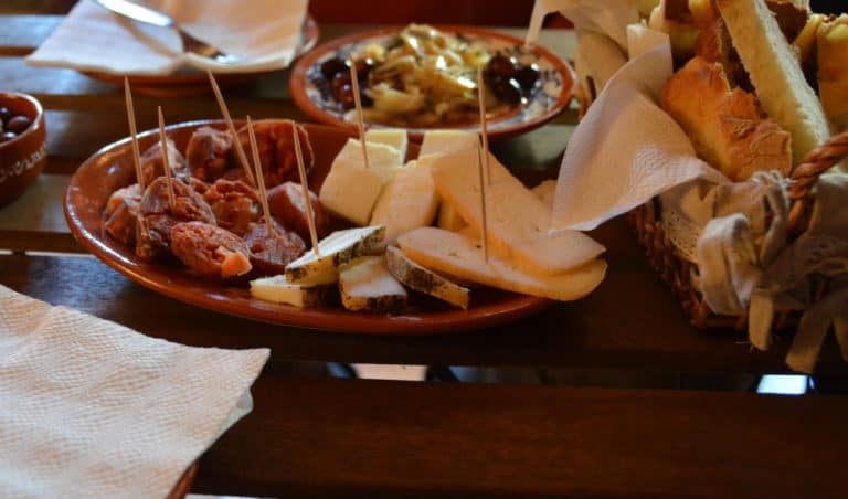 Almuerzo y compras en una tienda con estilo