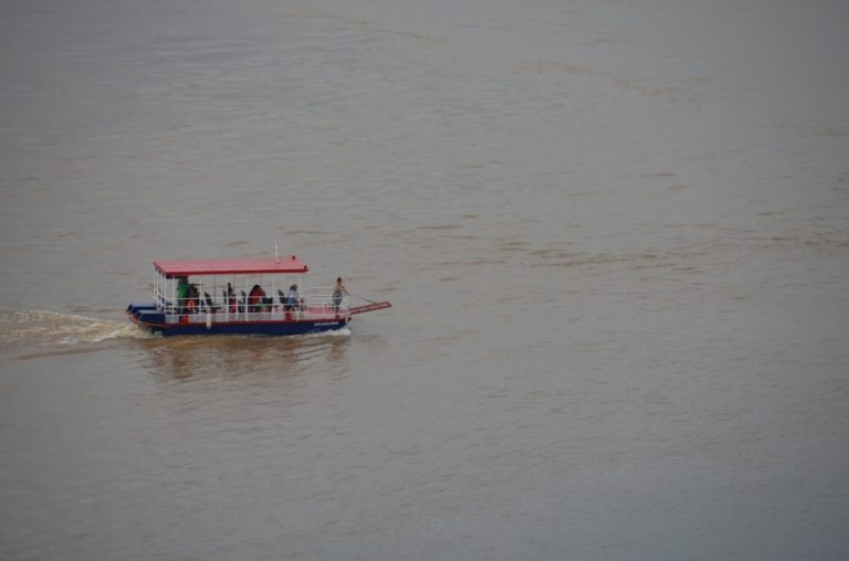 border – boat on the Iguazu river, Jan.2016 (Iguazù)