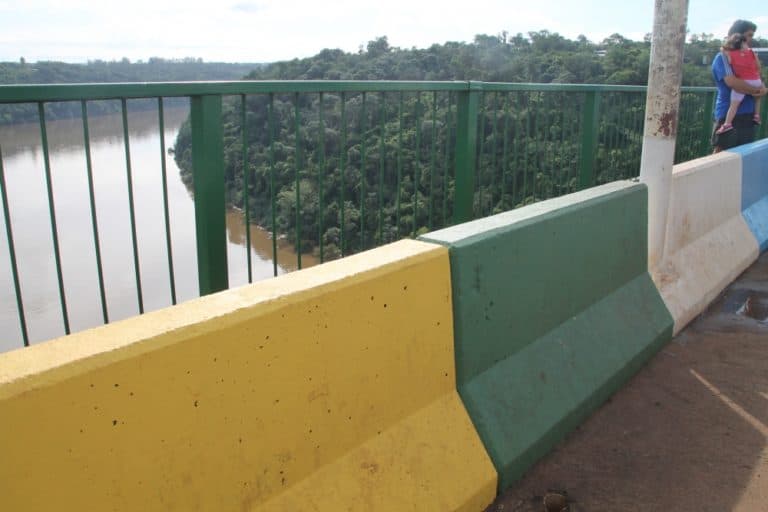 border – the colours of 2 countries, Jan.2016 (Iguazù)