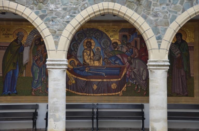 Monastero di Kykkos – arco, panchina e mosaico, Mar.2015