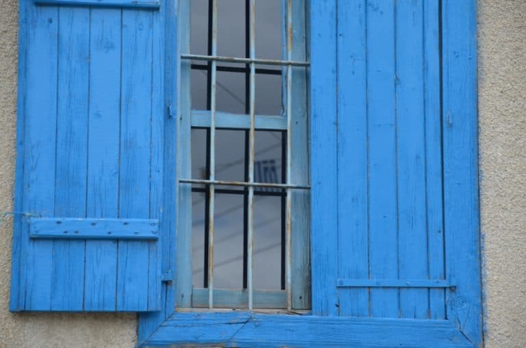 Menoiko – blue window and flag, Apr.2015