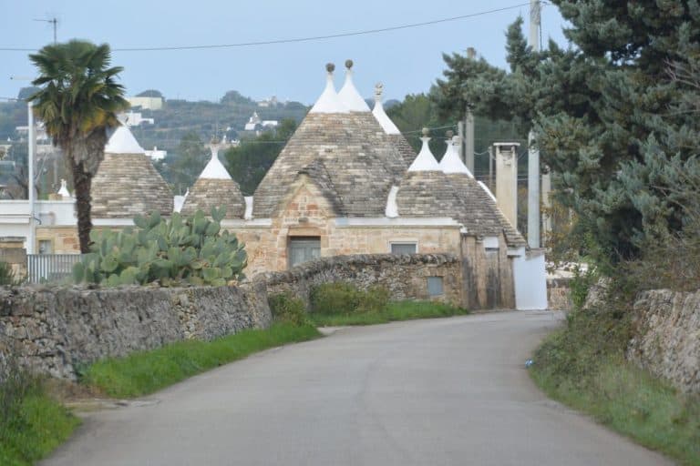 Su una strada di campagna verso Alberobello in Puglia