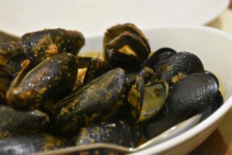 Italy-Sardinia-Alghero-restaurant-Il Pesce D'Oro-mussels soup