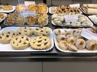 panaderia-bollos-desayuno-Alghero-Cerdeña-Italia