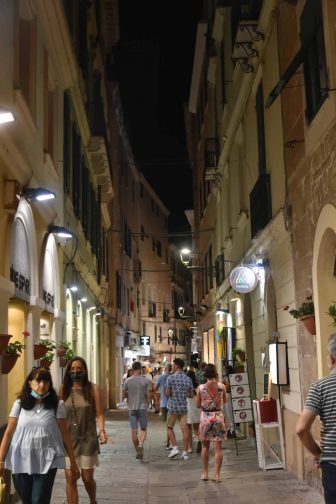 イタリア　サルディニア　アルゲーロ　旧市街　通り　散歩する人々