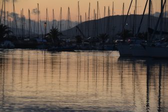 イタリア　サルディニア島　アルゲーロ　港　船　リフレクション　日没直後