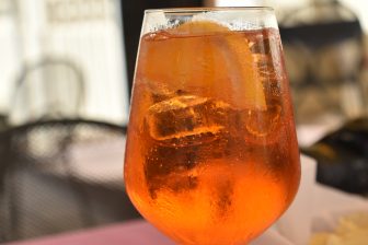 イタリア　サルディニア島のアルゲーロのレストランで飲んだスプリッツ