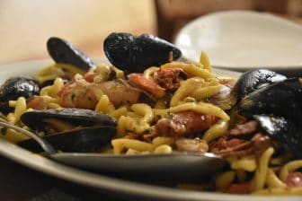 イタリア　サルディニア島のアルゲーロのレストラン、Il Pesce D'Oroの特製シーフード・パスタ