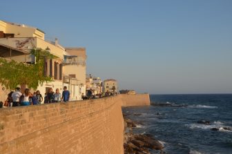 イタリア　サルディニア　アルゲーロ　海岸　人々