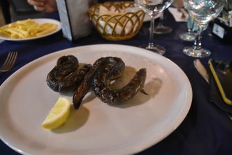 イタリア　サルディニア島　アルゲーロ　市場　食堂　ウナギ　ロースト