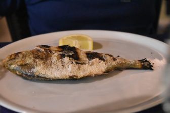 イタリア　サルディニア島　アルゲーロ　市場　食堂　鯛の塩焼き