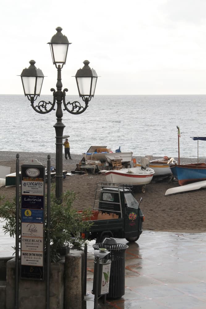 Positano – lamp and beach, Oct.2015 (Costa Amalfitana)