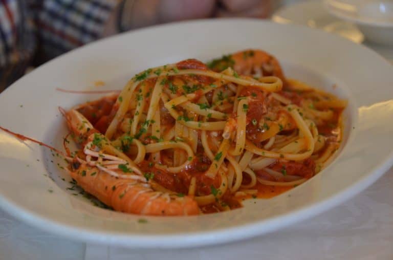 Un pranzo e un piatto decorativo