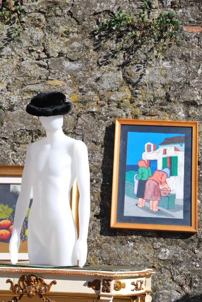 Italy, Arezzo – hat and painting, Nov.2014 (Tuscany)