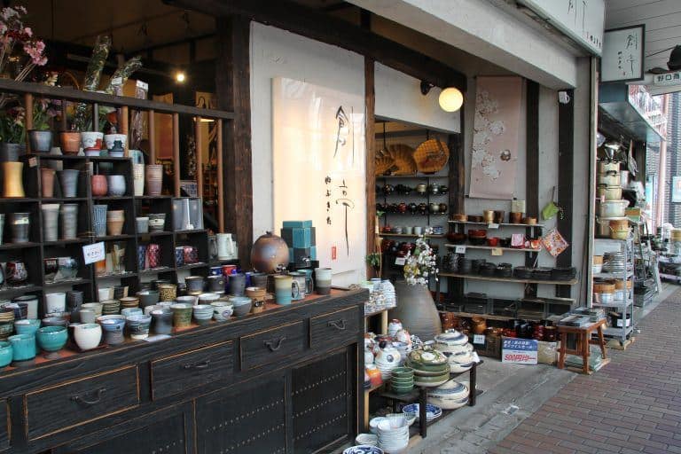 浅草、カッパ橋通り－食器店 2017年４月 (東京)