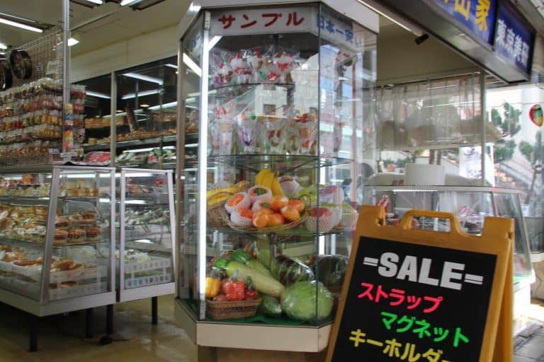 浅草、カッパ橋通り－サンプル屋 2017年４月 (東京)