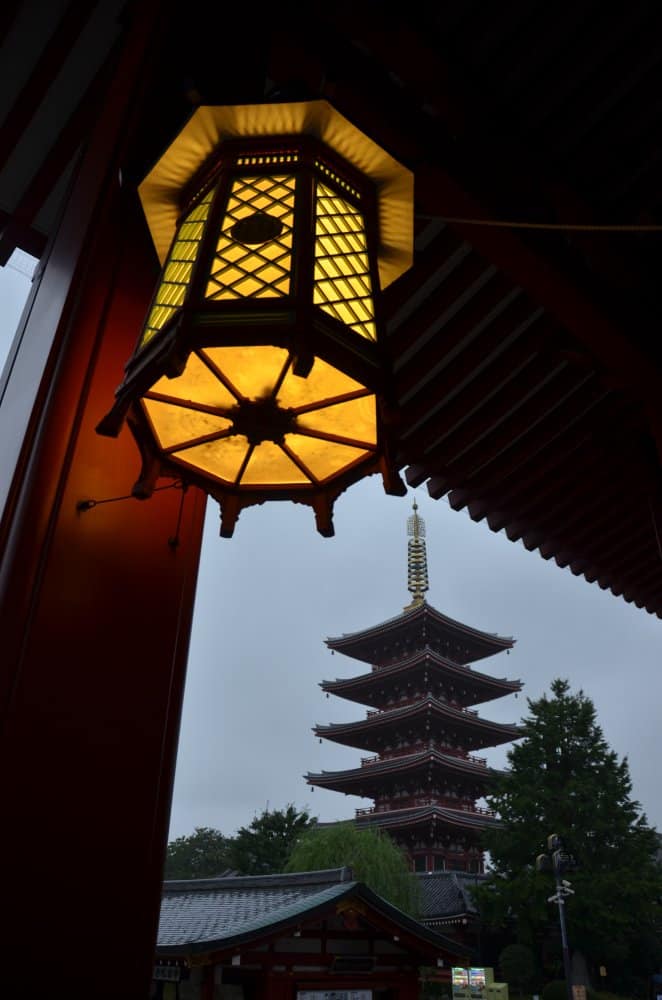 日本、東京－灯と五重塔 2014年8月 (東京)