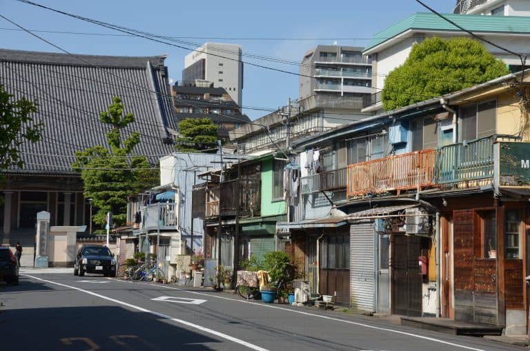 浅草、カッパ橋通り－古い家々 2017年４月 (東京)