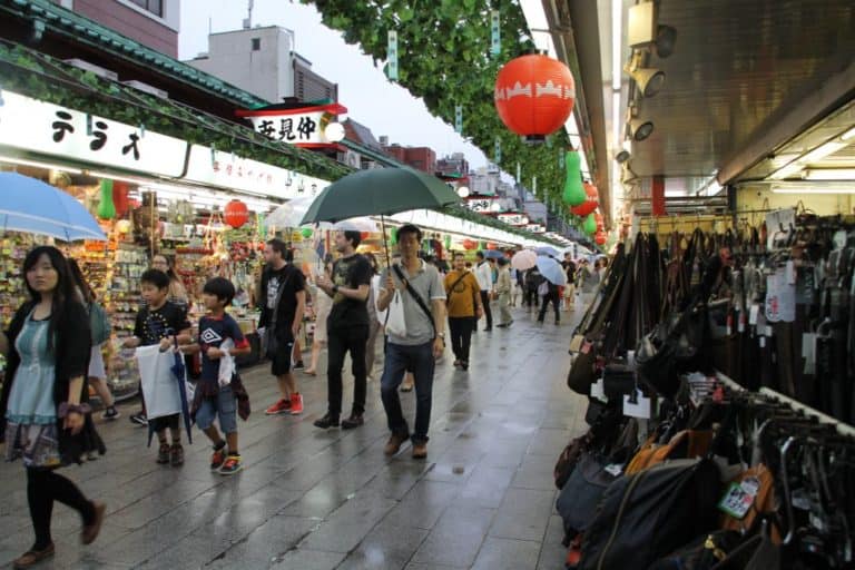 日本、東京－賑やかな通り 2014年8月 (東京)