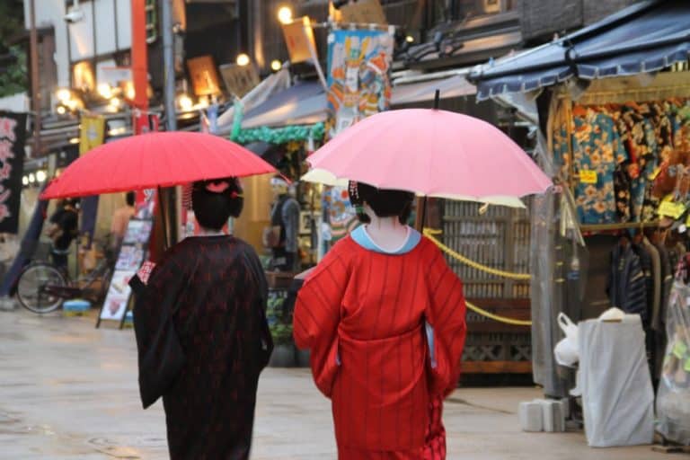 日本、東京－着物姿の二人 2014年8月 (東京)
