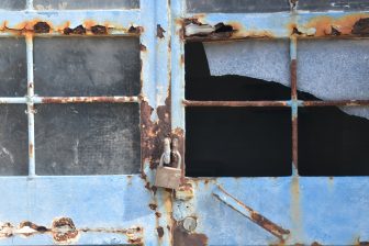 イタリア　サルディニア　アジナーラ　フォルネッリ牢獄　ドア　老朽化