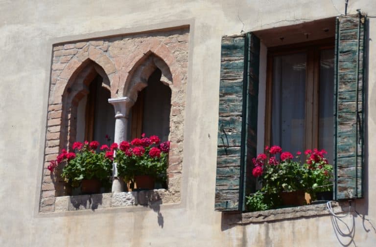 Asolo – windows with flowers, Jun.2016 (Veneto)