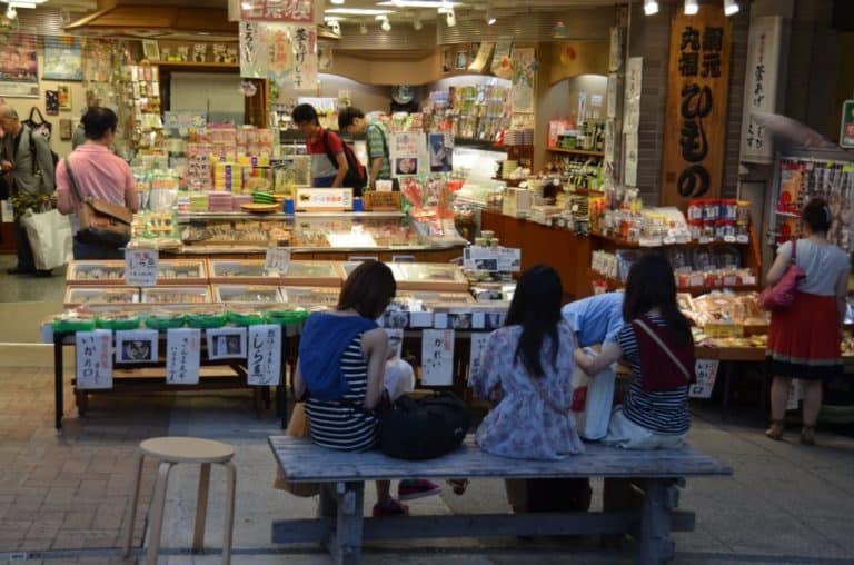 日本、熱海－店の前 2014年8月 (伊豆)