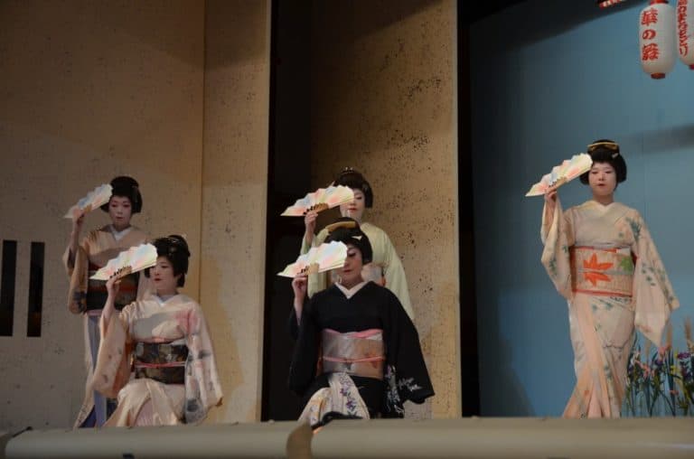 日本、熱海－芸者の踊り６ 2014年8月 (伊豆)