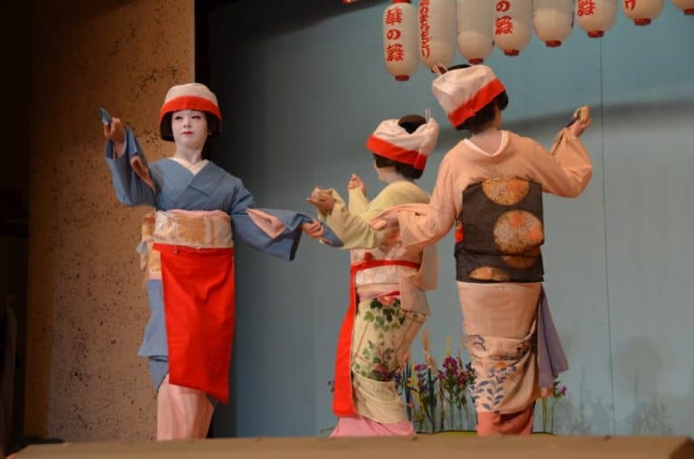 Danza di Geisha ad Atami in Giappone