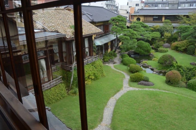 日本、熱海－庭を見下ろす 2014年8月 (伊豆)